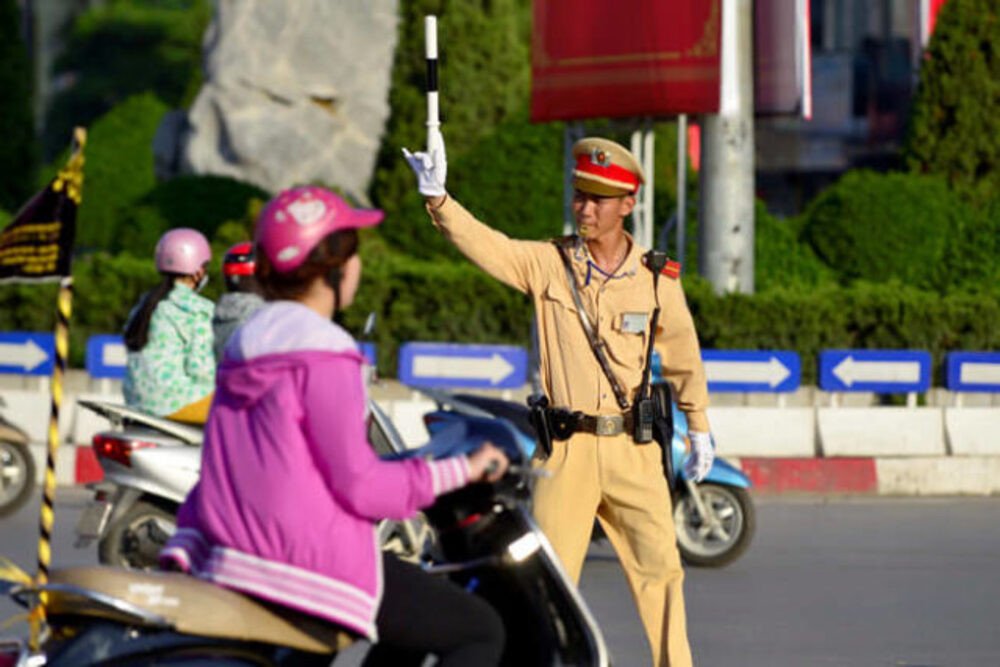 Cảnh sát giao thông kiểm tra giấy tờ xe, một trong những lý do bị lập biên bản vi phạm giao thông