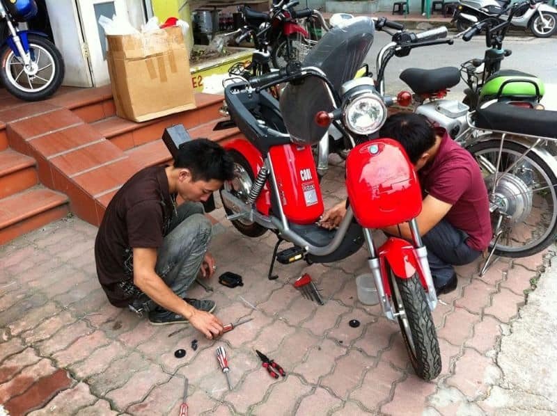 Kiểm tra và chuẩn bị dụng cụ để sửa xe điện tại nhà