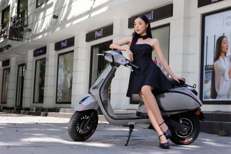 Xe máy điện phong cách Vespa màu xám ánh hồng tinh tế