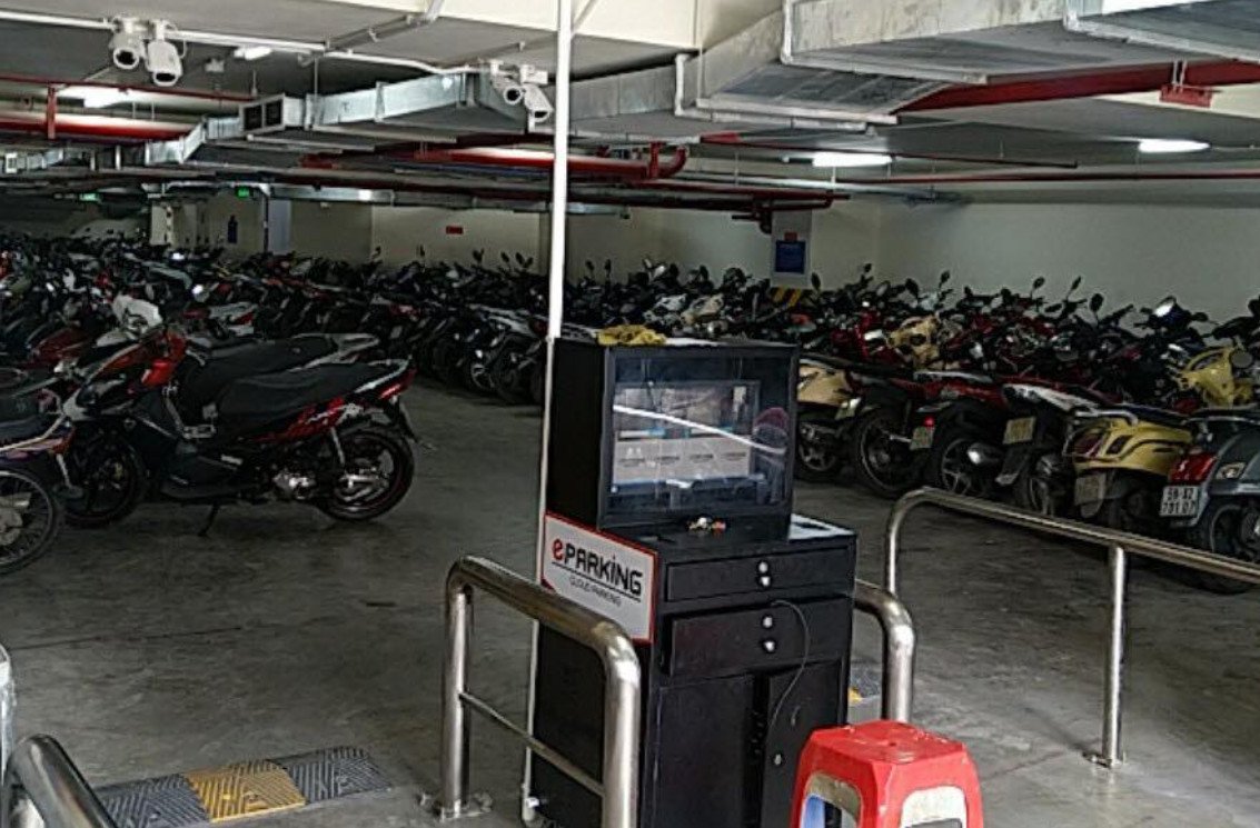 Bãi giữ xe máy hiện đại với lối đi phân rõ