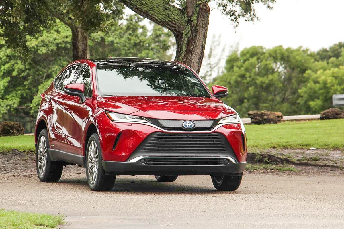 Cận cảnh phần đầu xe Toyota Venza 2021 với lưới tản nhiệt lớn và đèn LED sắc sảo