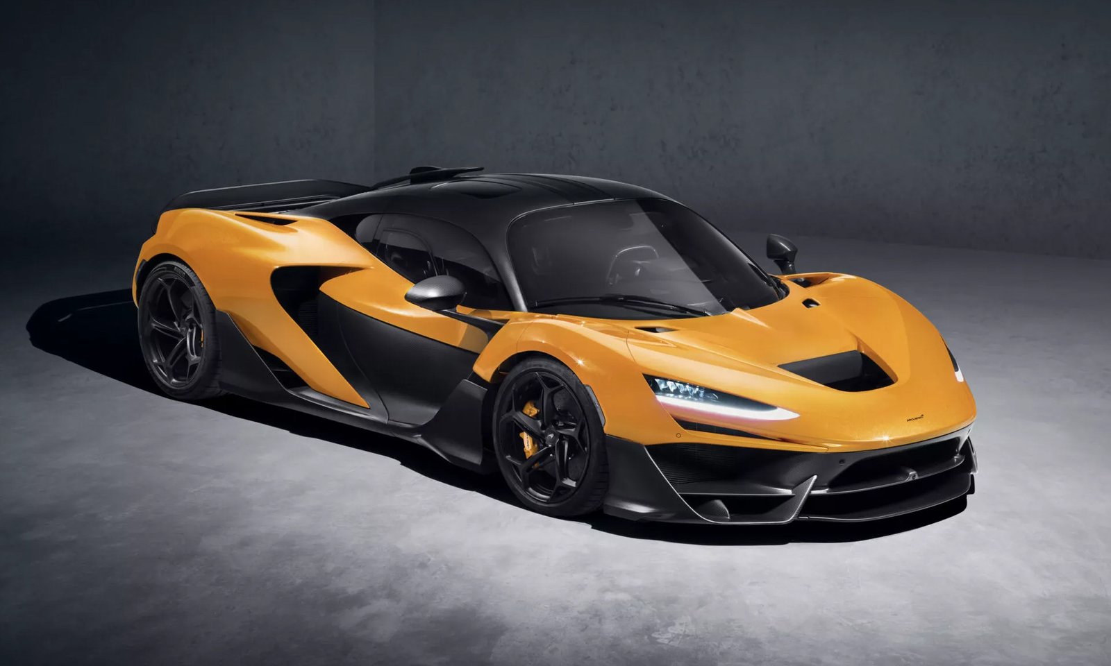 Siêu xe McLaren W1 với cửa cánh chim mở