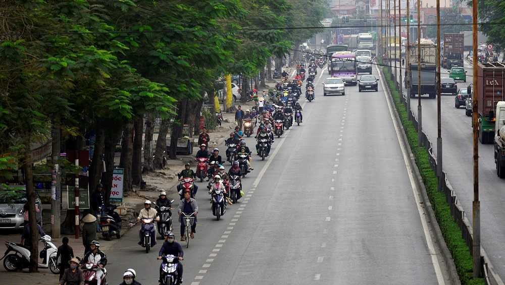 Xe máy di chuyển đúng làn đường quy định tránh lỗi lấn làn