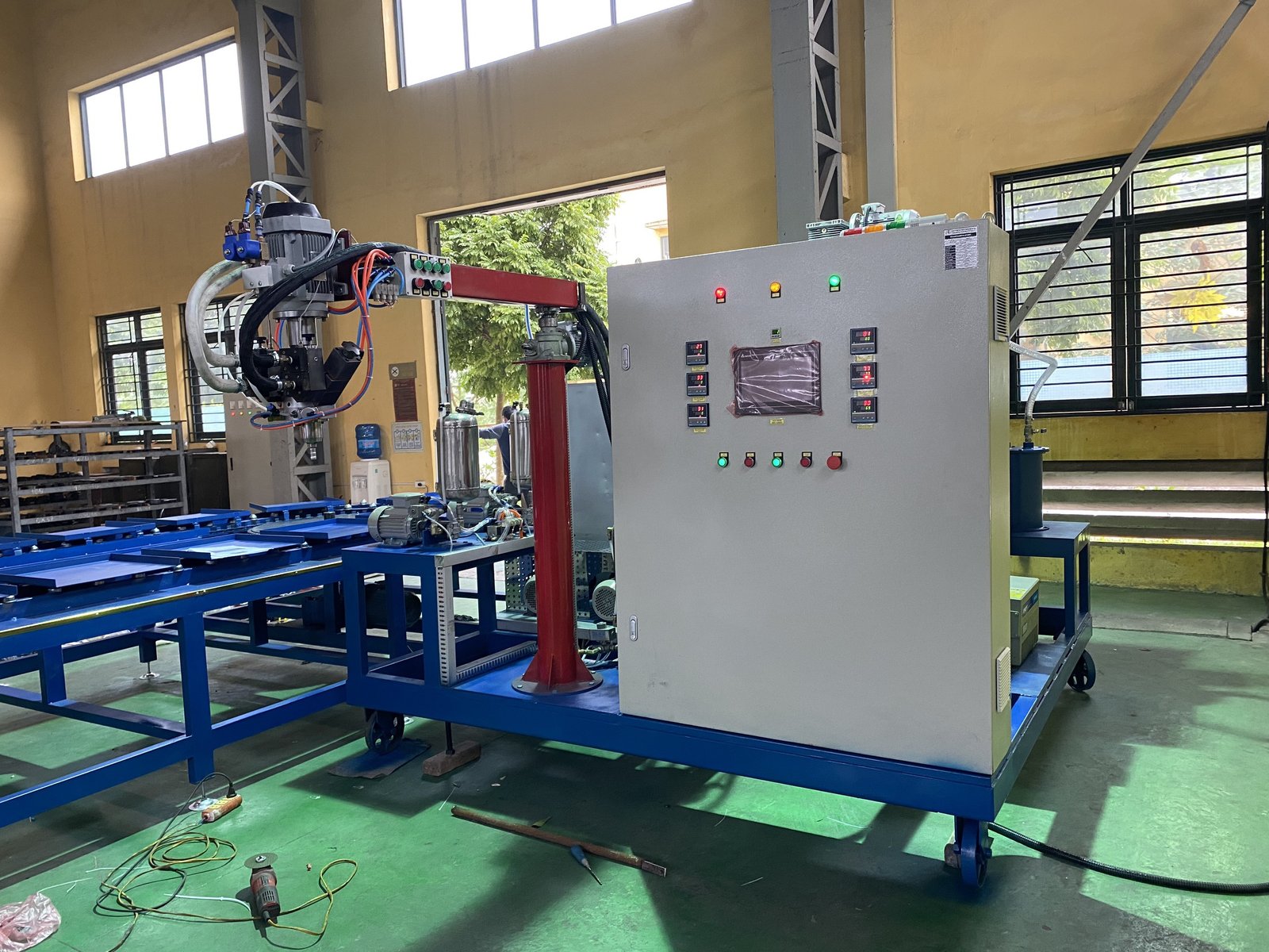Máy đổ nhựa PU tự động hóa cho ghế xe ô tô hiện đại