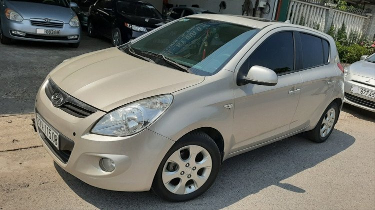 Hyundai i20 cũ màu đỏ đang chạy trên đường, minh họa giá xe ô tô i20 cũ