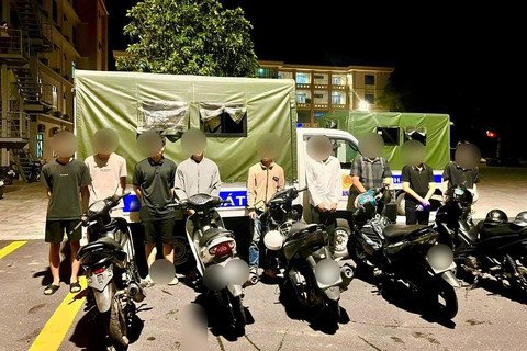 Xe ô tô di chuyển trên đường, minh họa tài sản công có thể cần nộp tiền thanh lý xe ô tô vào kho bạc