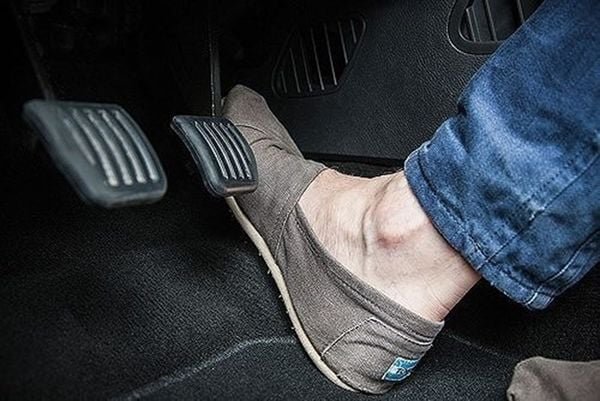 Cách Đạp Ga Xe Ô Tô: Hướng Dẫn Kỹ Thuật Và Xử Lý Sự Cố Khi Xe Bị Giật