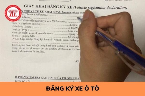 Người dân làm thủ tục đăng ký xe ô tô tại nơi tạm trú