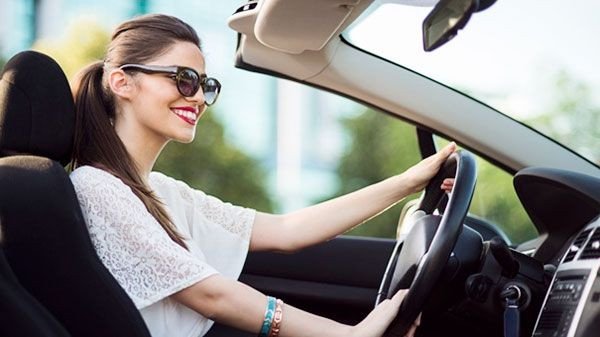 Đàn bà lái xe ô tô tự tin trên đường phố