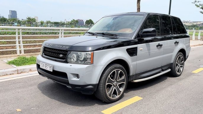 Xe ô tô Range Rover cũ sang trọng đậu trước biệt thự