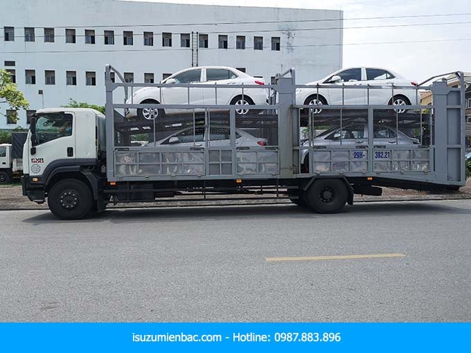 Xe chở ô tô chuyên dụng trên đường, minh họa tiêu chuẩn vận tải