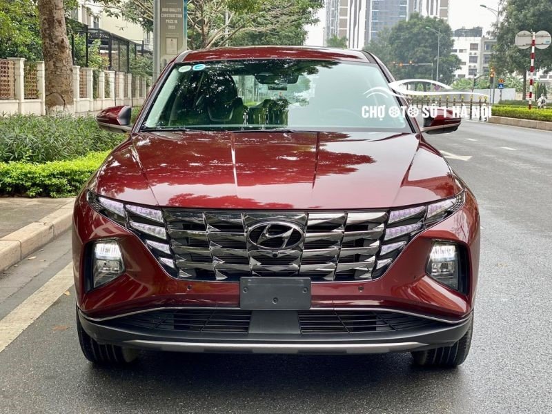 Xe ô tô Tucson cũ 2023 màu đỏ, góc nhìn phía trước