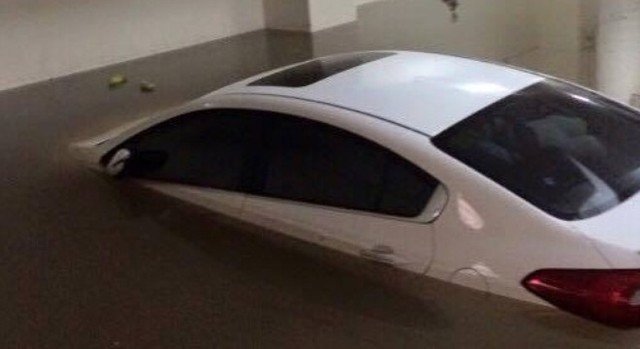 Chống ẩm mốc xe ô tô: Xe bị ngập nước trên đường phố