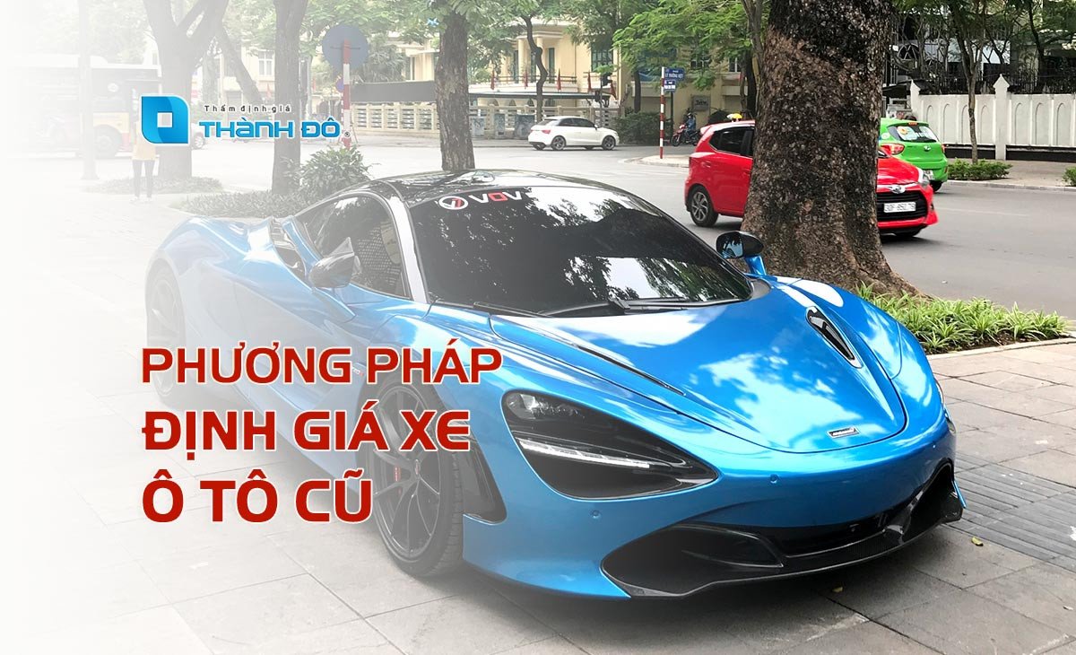 Chuyên gia thẩm định giá xe ô tô cũ đang kiểm tra xe