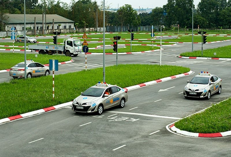 Học viên tập lái xe trên sân thi sát hạch để đạt bằng lái B2