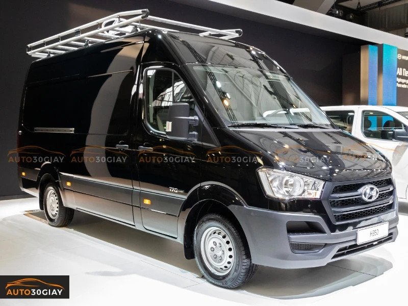 Ford Transit 16 chỗ cũ màu trắng, biểu tượng của sự linh hoạt trong vận tải hành khách
