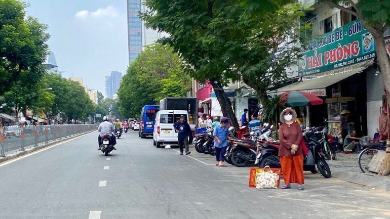 Thực trạng chiếm dụng ô đỗ xe thu phí ô tô trên đường Nguyễn Cư Trinh TP.HCM