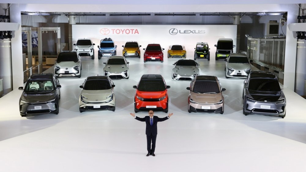Hãng Toyota ra mắt loạt mẫu xe điện concept, thể hiện xu hướng phát triển mạnh mẽ của công nghệ xe ô tô điện toàn cầu.