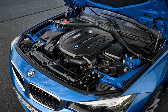 Động cơ xe ô tô BMW với các bộ phận phức tạp gây lắc lúc đổ xăng