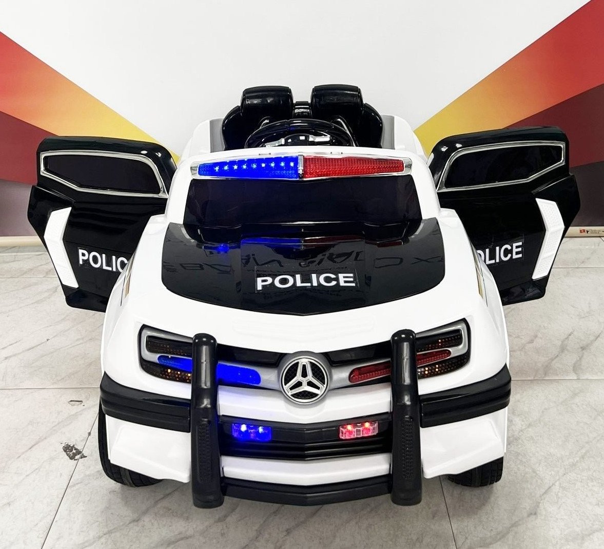 Hình ảnh xe ô tô cảnh sát US911 màu xanh trắng