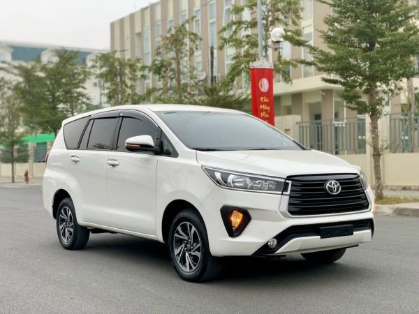 Xe Innova màu trắng tinh tế di chuyển trên đường