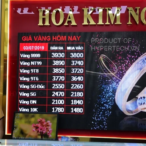 Bảng giá vàng hiển thị trên màn hình điện tử