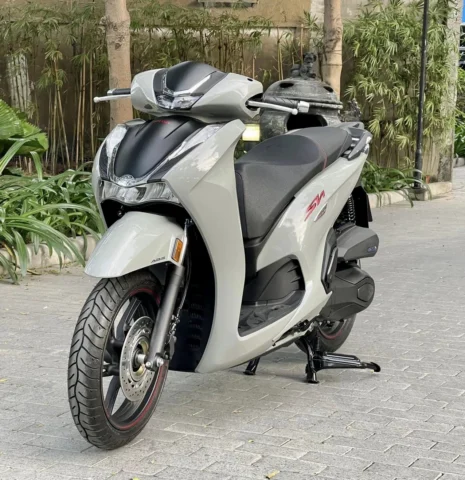 SH 350i Bao Nhiêu CC? Đánh Giá Chi Tiết & So Sánh 2026 Cận cảnh động cơ Honda SH 350i