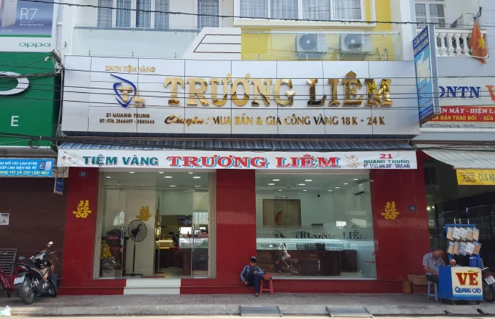 Cận cảnh vàng 9999 tại tiệm vàng Trường Liêm