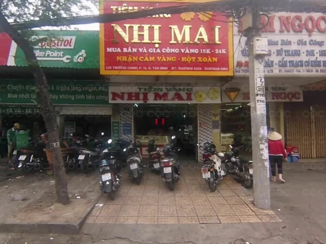 Cửa hàng tiệm vàng Nhị Mai trưng bày các sản phẩm trang sức lộng lẫy