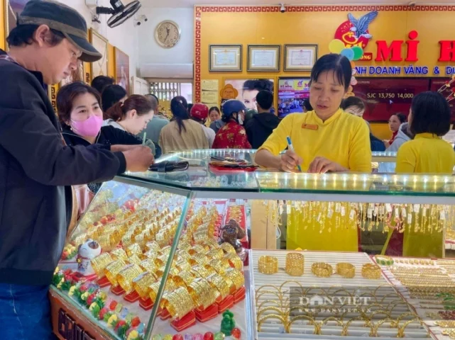 Cửa hàng Vàng Mi Hồng trưng bày sản phẩm