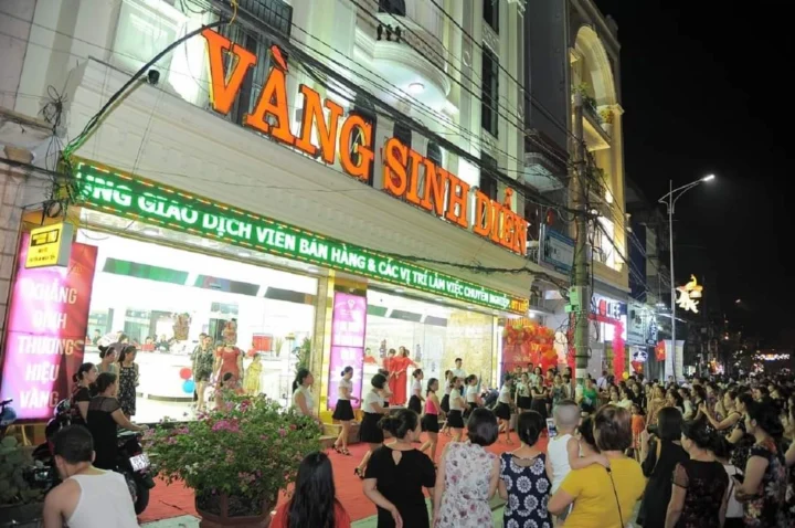 Cửa hàng vàng trưng bày nhiều sản phẩm đa dạng