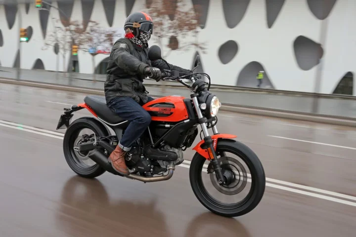 Ducati Scrambler Sixty2 trên đường phố