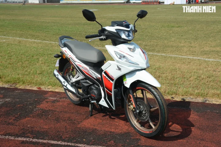 Honda Dash 2026 di chuyển trên đường phố