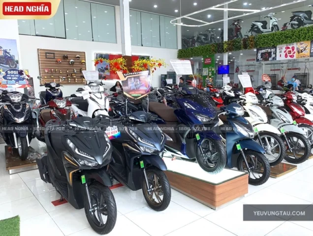 Khách hàng xem và tư vấn xe máy tại đại lý Honda Vũng Tàu