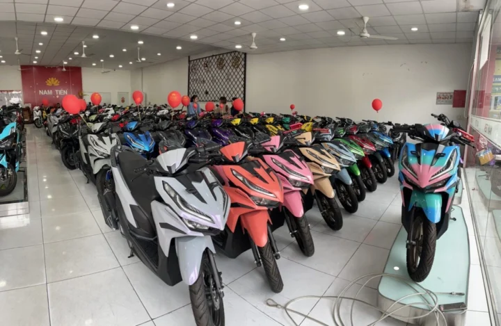 Không gian trưng bày xe tại cửa hàng Honda Tân Bình