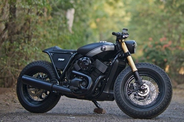 Một chiếc cafe racer cổ điển với yên solo và ghi đông clip-on
