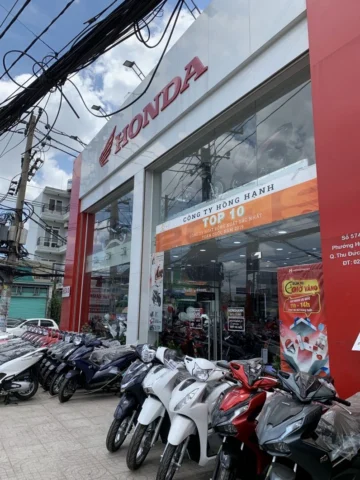 Một người đang chọn xe tại cửa hàng xe máy