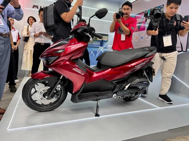 Ngồi thử xe Air Blade tại đại lý