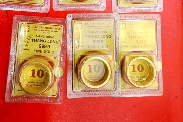Người dân giao dịch vàng tại cửa hàng uy tín