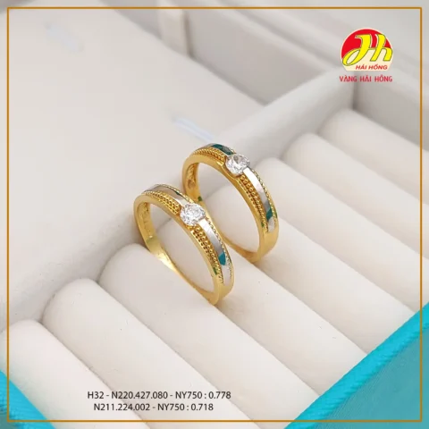 Người dân giao dịch vàng tại cửa hàng Vàng Hải Hồng