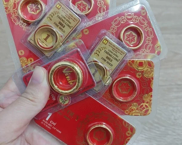 Người dân mua vàng tại cửa hàng