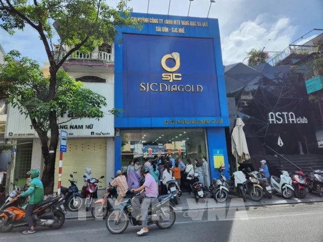 Người dân thành phố Huế mua vàng để bình ổn tâm lý.