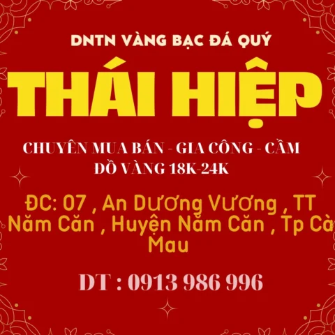 Người dân xem giá vàng tại Cà Mau