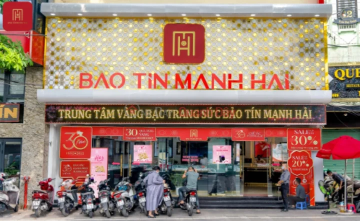 Người dân xem giá vàng tại tiệm vàng
