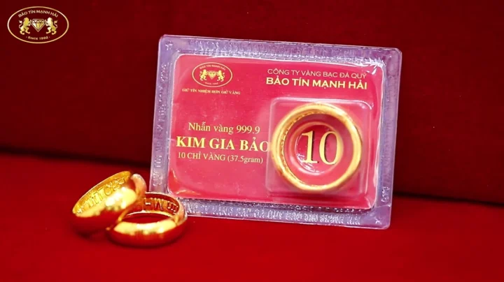 Người đeo nhẫn vàng