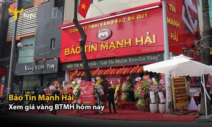 Người mua vàng tại cửa hàng