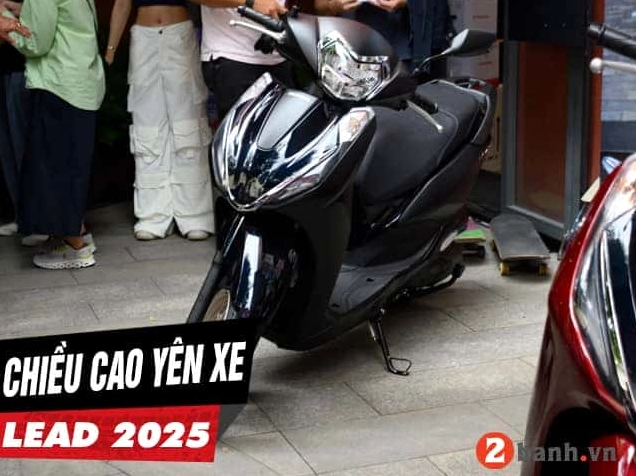 Người phụ nữ lái xe Honda Lead trên đường phố minh họa