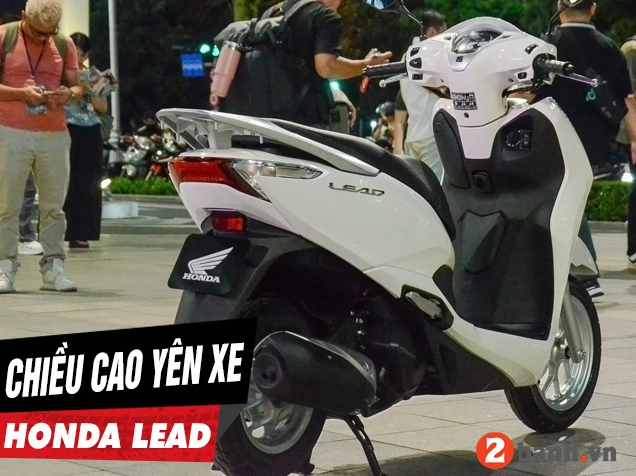 Người phụ nữ lái xe Honda Lead trên đường phố