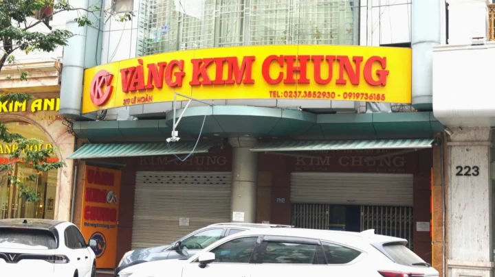 Người thợ kim hoàn đang chế tác trang sức