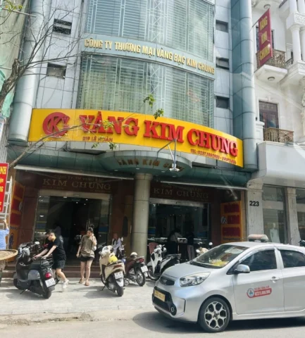 Người tiêu dùng xem xét trang sức vàng tại cửa hàng